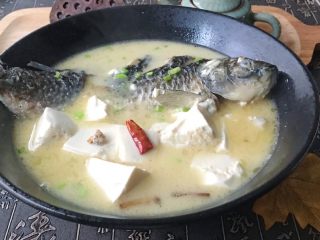 浓汤鲫鱼炖豆腐,鱼肉肉质细嫩，鱼汤鲜美