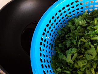 茼蒿菜豆腐羹,待锅内油七分热时下茼蒿菜