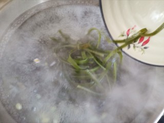 胡辣汤,水开下入海带丝继续煮