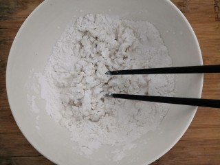 冬至美食 豆沙汤圆,用120克水，加入糯米粉中，边倒水，边搅拌成絮状