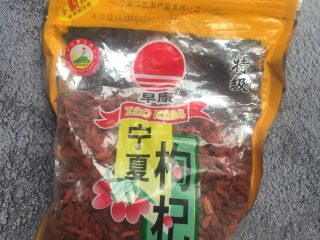 快手小食 酒酿圆子,有枸杞的话也可以撒上一些