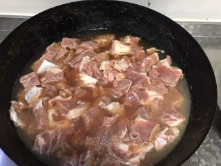 东北 炖牛肉,煮