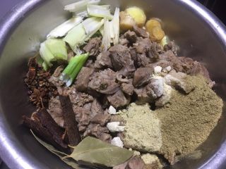 东北 炖牛肉,搅拌均匀