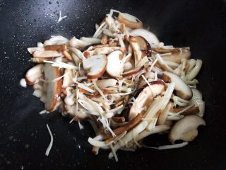 菌菇豆腐羹,翻炒至菌菇变软