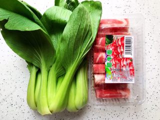 青菜肥牛汤,首先我们准备好所有食材