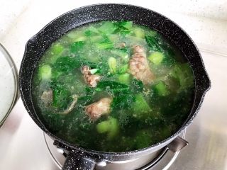 青菜肥牛汤,转小火继续煮2分钟