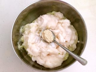 砂锅鱼丸紫菜汤,加入1勺白胡椒粉