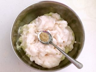 砂锅鱼丸紫菜汤,加入半勺鸡粉