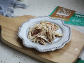 童子鸡鸡汤面,将童子鸡的鸡胸肉或者鸡腿肉撕成肉丝备用。