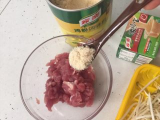 鲜菇杂菌浓汤,瘦肉加入一匙家乐鸡粉调味料