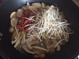 鲜菇杂菌浓汤,加入腌制好的肉和豆芽