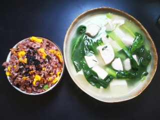 蛋炒饭（家常简洁版）,蛋炒饭配青菜豆腐汤，一口饭一口汤，简单味美。不信请试试吧！