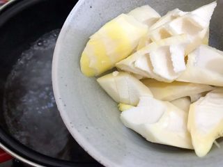 春笋五鲜,水开后下春笋，大火煮2.3分钟