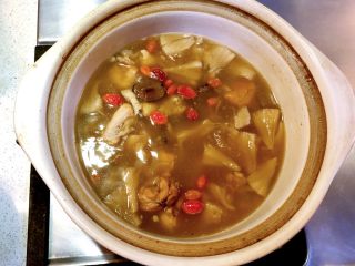 猴头菇煲鸡汤,继续煮5分钟后关火。