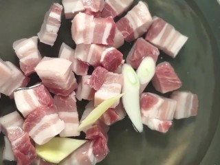 红烧肉,凉水下锅放入葱姜，料酒煮出浮沫