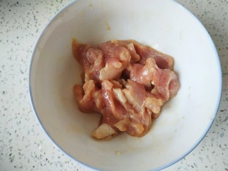 木耳炒肉片,加入一勺生抽一勺料酒适量淀粉搅拌均匀