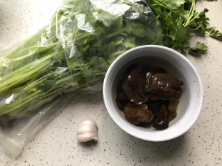 芹菜拌木耳,首先我们准备好所有食材