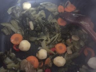 酸菜鱼,加入麻油炒，炒至酸菜油光发亮即可