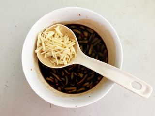 私房菜  密制酸辣鸡爪,加入蒜丝