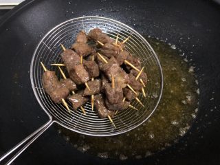 孜然牙签牛肉,炸至牛肉粒边缘焦黄捞出沥油，大概6分钟