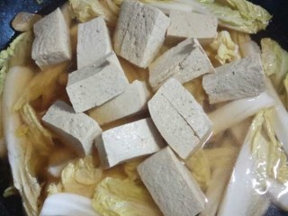 白菜（娃娃菜）豆腐汤,豆腐铺到娃娃菜上面