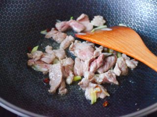 丝瓜海虾肉片汤,大火翻炒至猪肉片断生变色的时候。