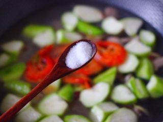 丝瓜海虾肉片汤,再根据个人口味，加入适量的盐调味。