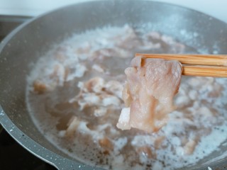 金针菇牛肉卷,肥牛卷必须焯水去血沫去腥，不然成菜不好看，待肥牛一变色立刻捞出，肉也不会老。