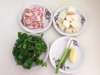 砂锅豆腐汆羊肉,准备食材：羊肉片，北豆腐，香菜，大葱和鲜姜