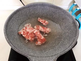 砂锅豆腐汆羊肉,锅里加入冷水，烧开后加入羊肉片