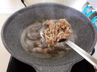 砂锅豆腐汆羊肉,水开后煮2分钟