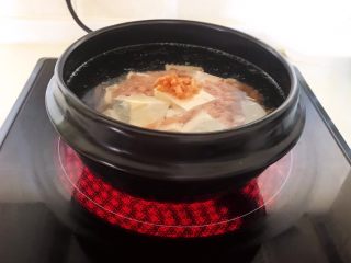 砂锅豆腐汆羊肉,加入开水