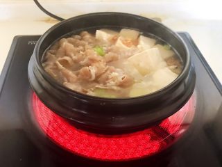 砂锅豆腐汆羊肉,加入焯好的羊肉片，大火烧开后煮五分钟