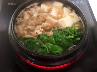 砂锅豆腐汆羊肉,加入香菜