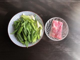 家常回锅肉,五花肉洗净，青蒜切段备用