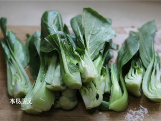 青菜炒火腿,将全部小油菜都切好，备用。