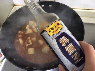 麻婆豆腐,加入料酒