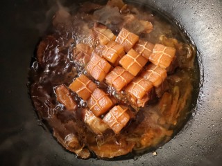 东坡肉,经过1个小时炖煮肉皮上色后打开锅盖子，香味已经飘出来了，将肉翻个，把肉皮朝上，继续炖煮30-40分钟。这道东坡肉就做好了。