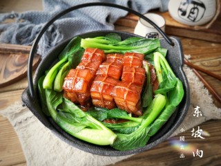 东坡肉,这是一道需要耐心的菜，经历了煮、焖、肉质已经酥烂，酒香彻底融合进了肉香，是只有耐心的人才能品尝到的生活的滋味。