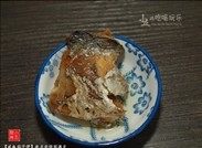 咸鱼茄子煲,咸鱼去骨，取出咸鱼肉，拆碎。