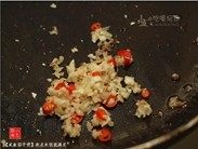 咸鱼茄子煲,原锅，用中小火将辣椒、蒜蓉与姜蓉煸炒出香味。