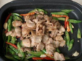 农家小炒肉,放入肉片