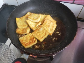 锅塌豆腐,把豆腐放进去轻轻翻炒，动作要轻。