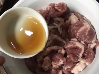 辣椒炒肉,肉片中加入15克黄酒