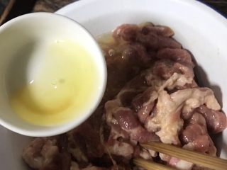 辣椒炒肉,一个鸡蛋清，拌匀腌制30分钟