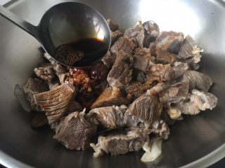 番茄土豆烧牛肉,倒入60g生抽，老抽5g。