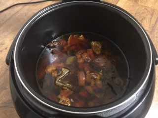 番茄土豆烧牛肉,牛肉炖好了。