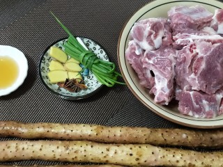 山药排骨汤,准备好所有食材如图示