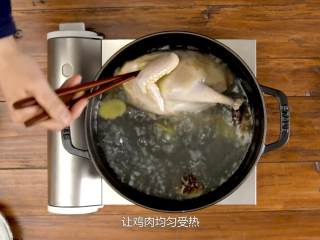 手撕椒麻鸡,翻转一下，让鸡肉受热均匀