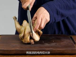 手撕椒麻鸡,将放凉的鸡肉切大块